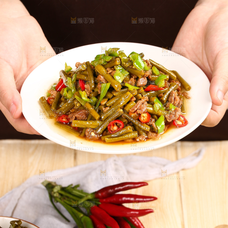 浅底上的酸豆角炒肉末