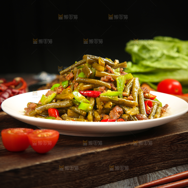 深底上的酸豆角炒肉末