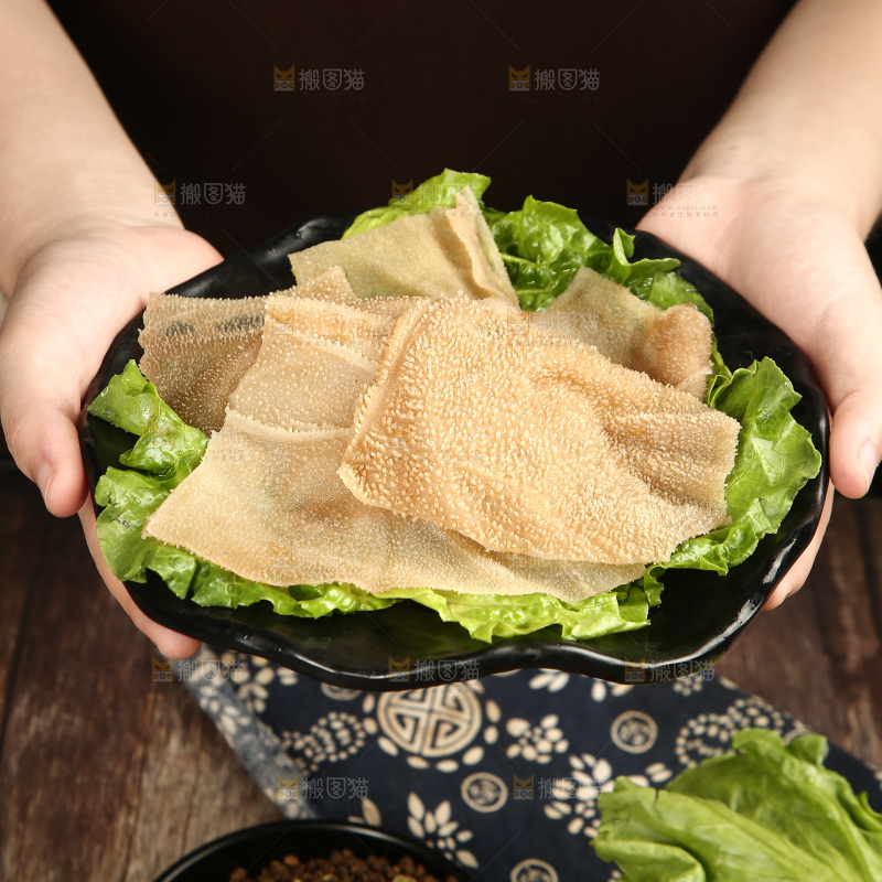 木底上的大片毛肚