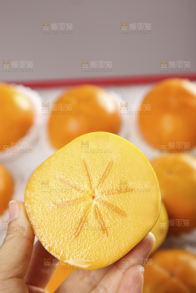 浅底上的水果脆柿