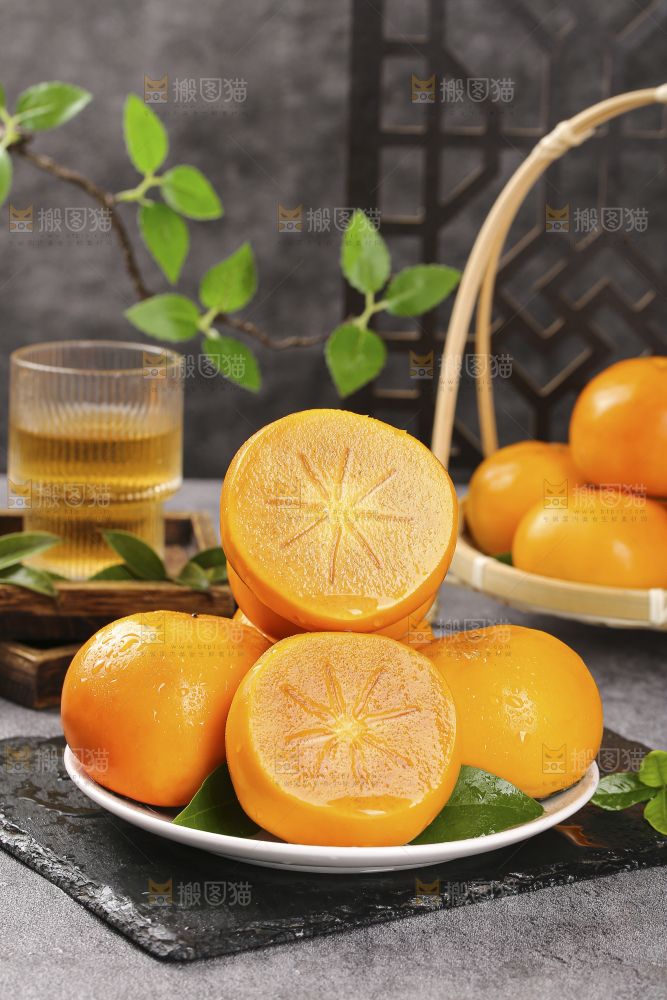深底上的水果脆柿