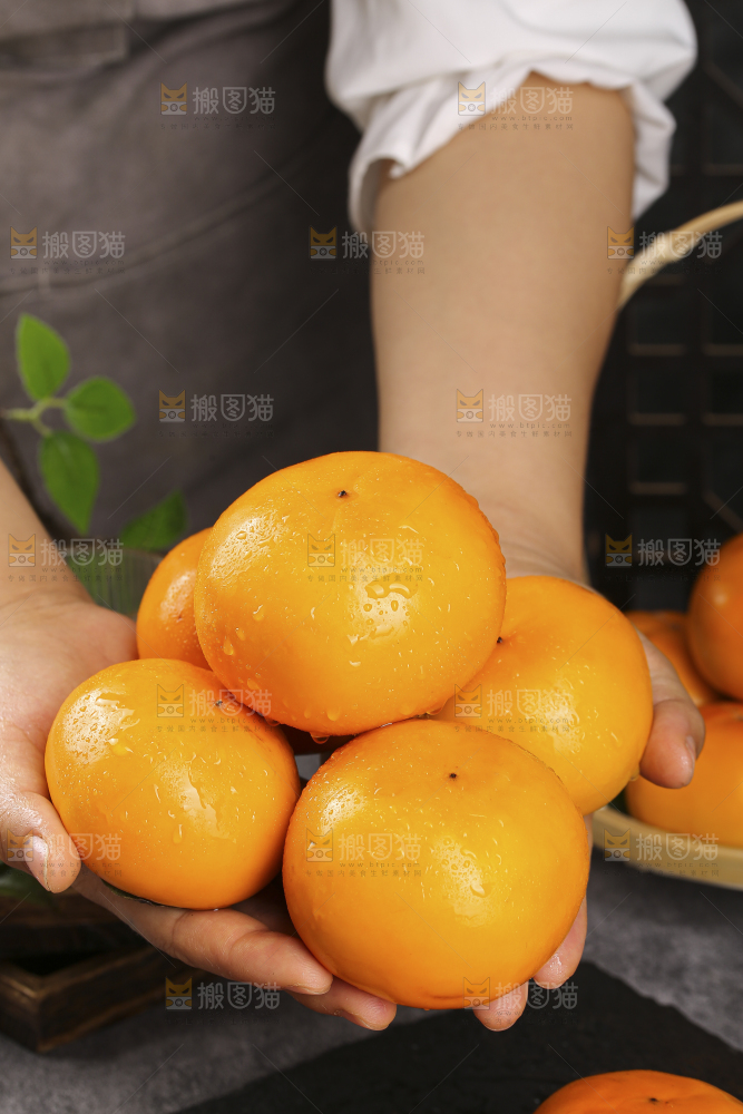 深底上的水果脆柿