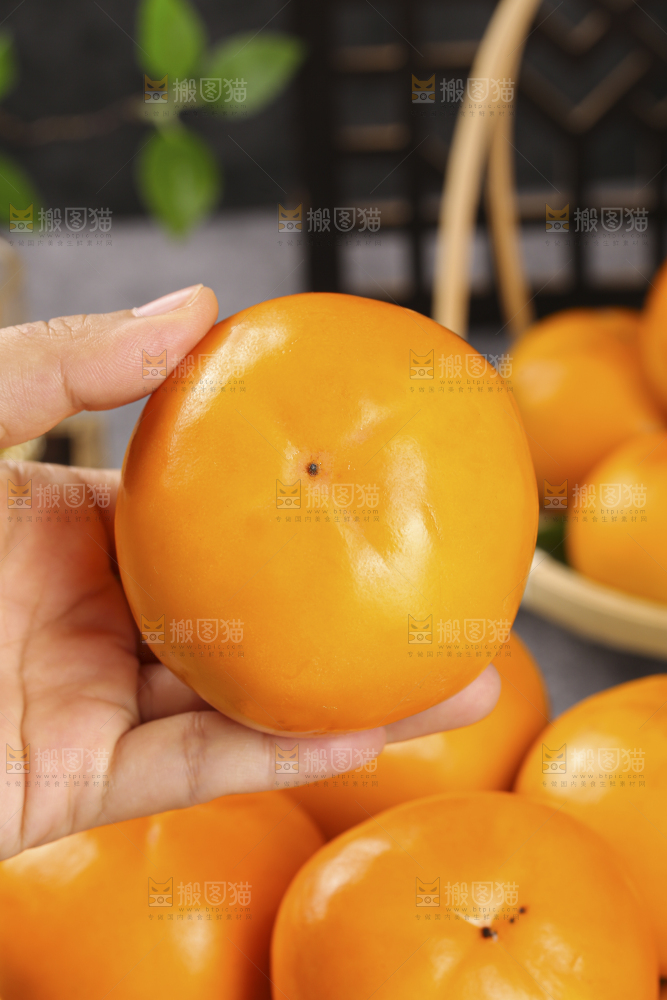 深底上的水果脆柿