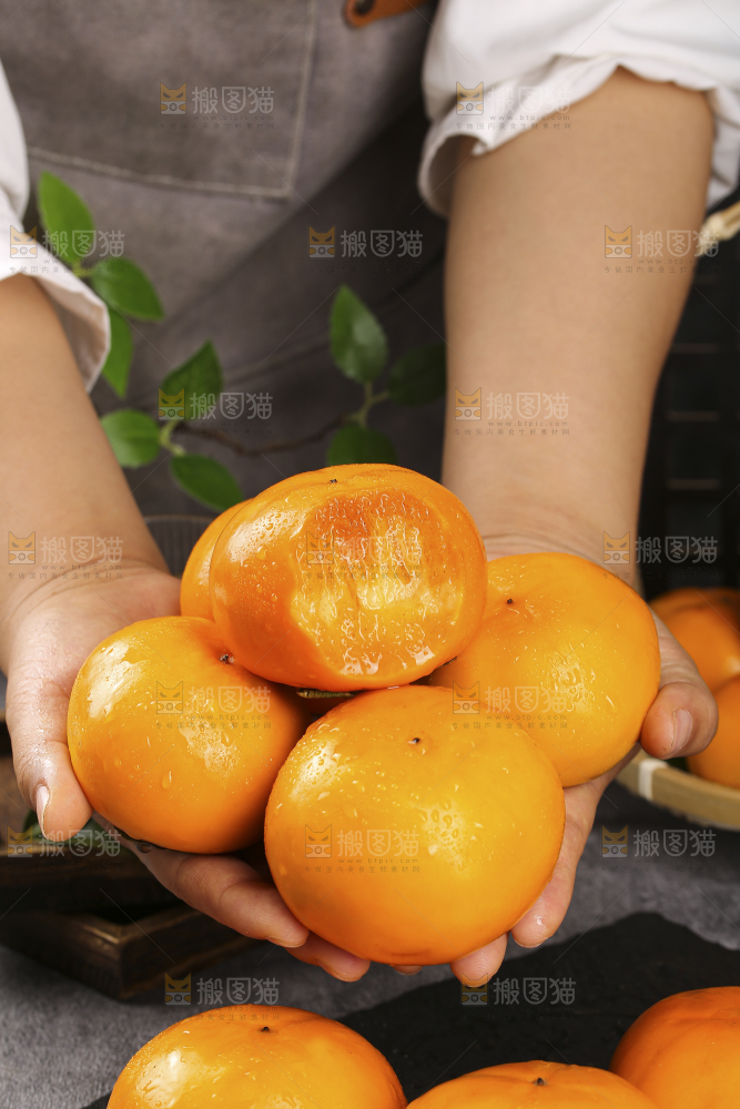 深底上的水果脆柿