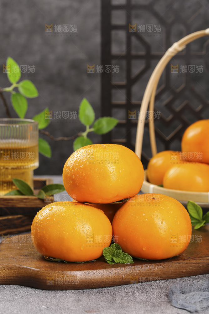 深底上的水果脆柿