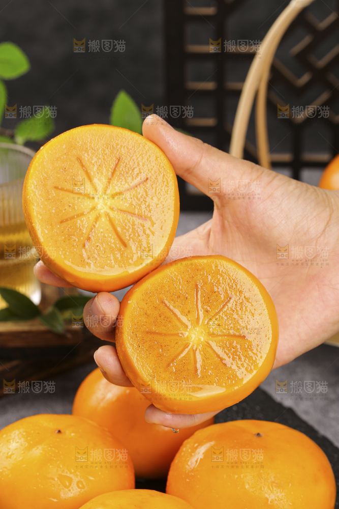 深底上的水果脆柿
