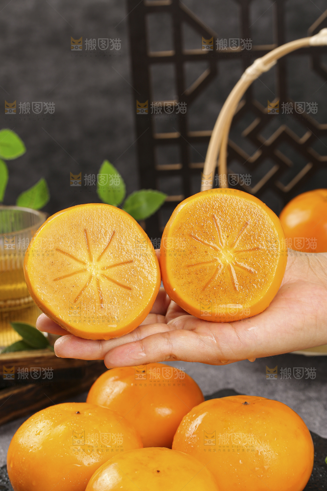 深底上的水果脆柿