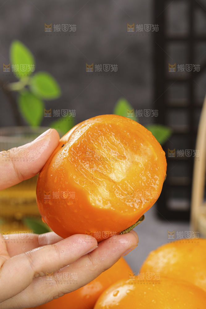 深底上的水果脆柿