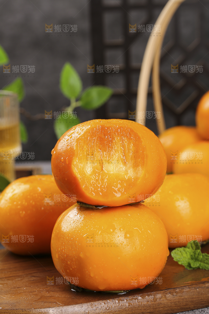 深底上的水果脆柿