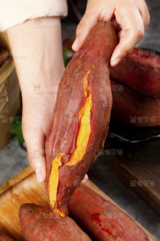 深底上的西瓜红蜜薯