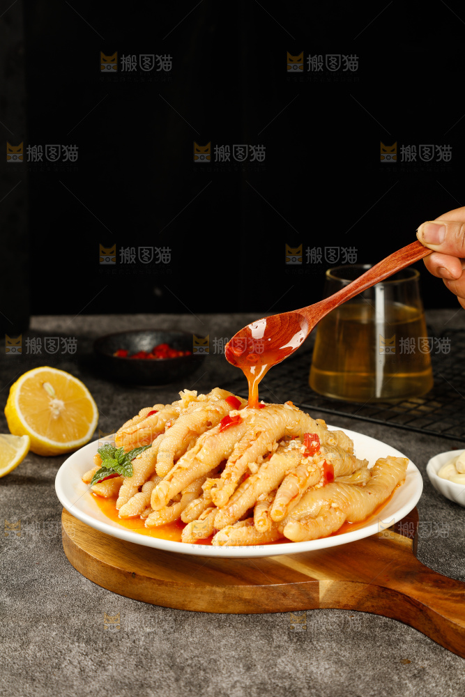 深底上的酸辣无骨鸡爪