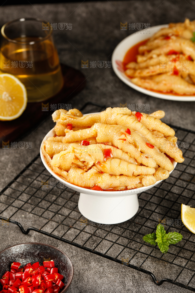 深底上的酸辣无骨鸡爪