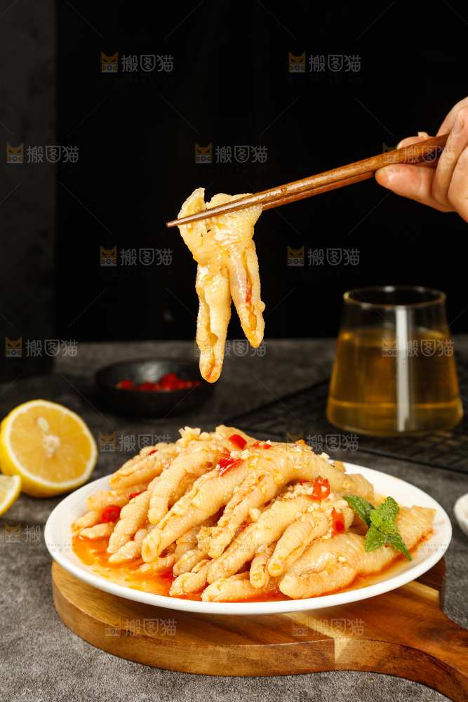 深底上的酸辣无骨鸡爪