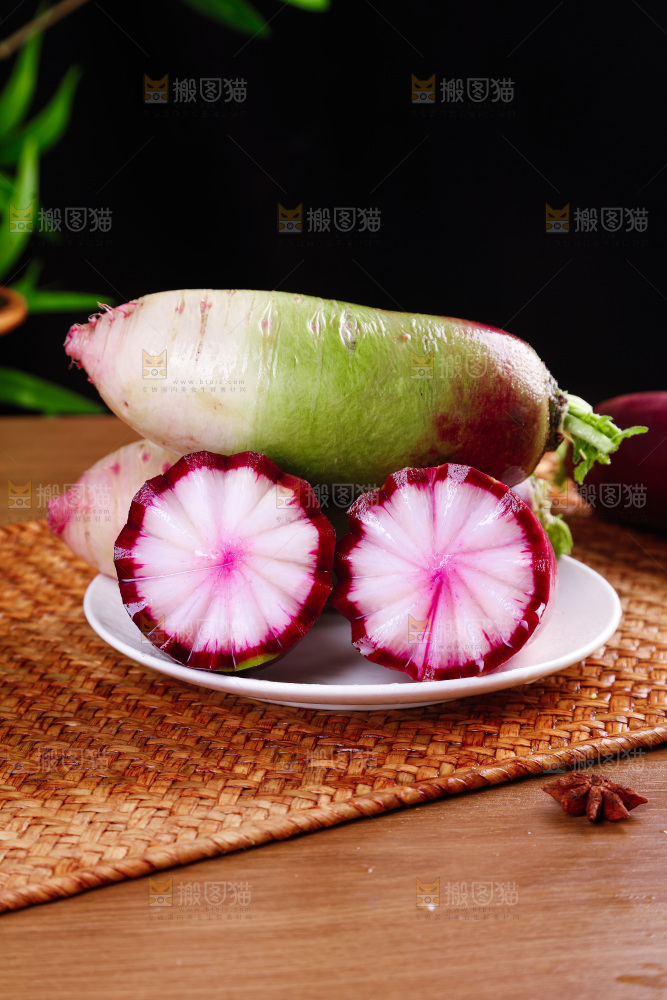 木底上的冰淇淋萝卜