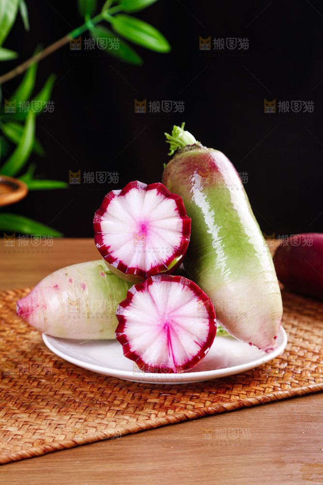 木底上的冰淇淋萝卜