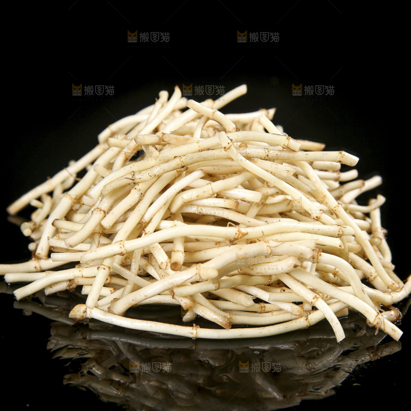 黑底上的折耳根
