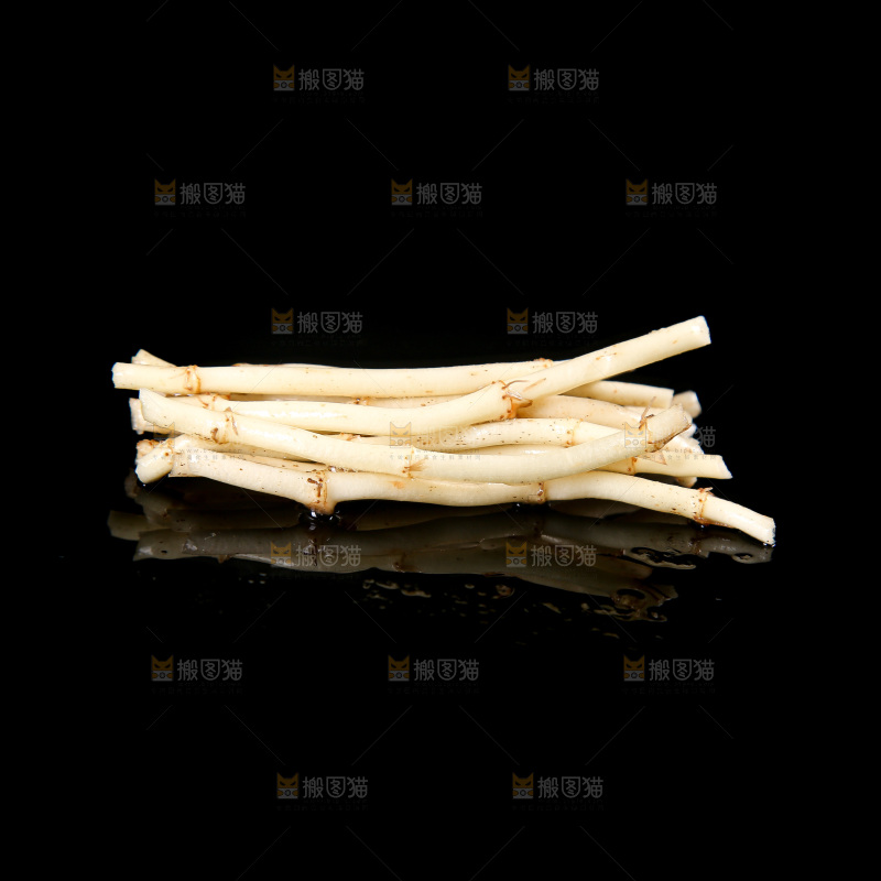 黑底上的折耳根