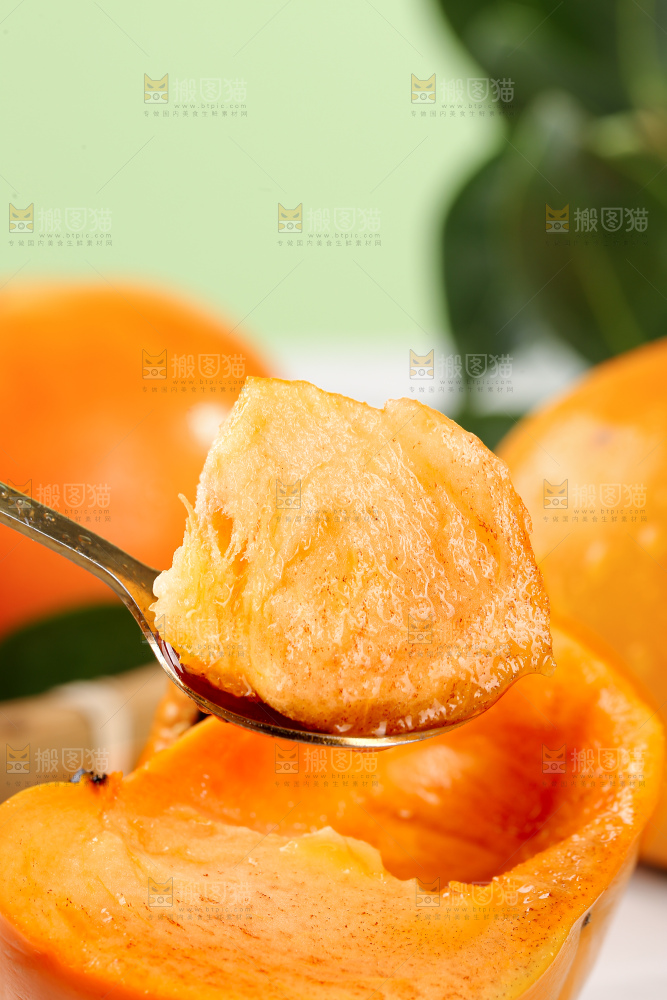 浅底上的水果脆柿