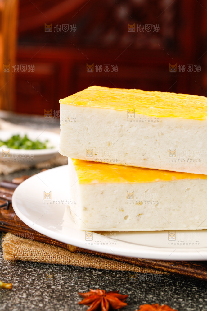 深底上的鱼糕