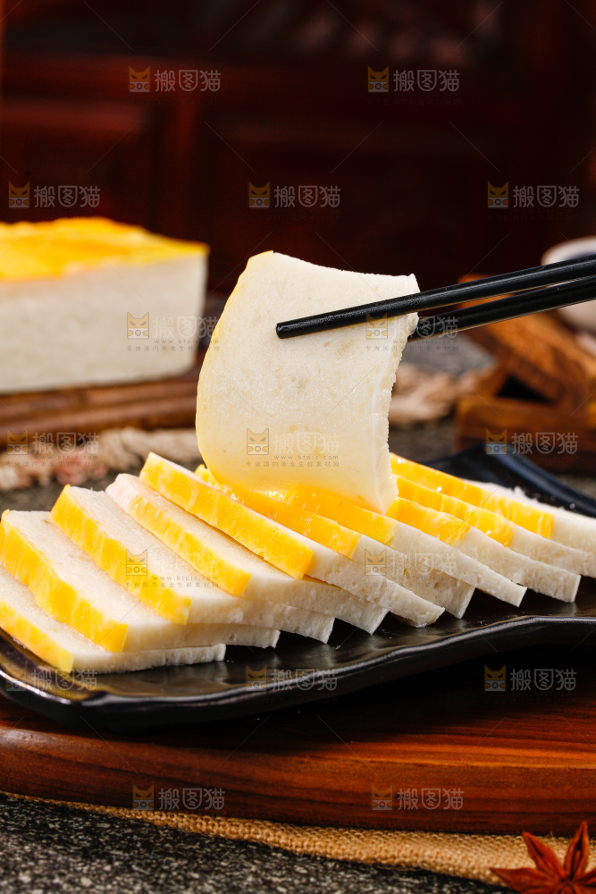 深底上的鱼糕