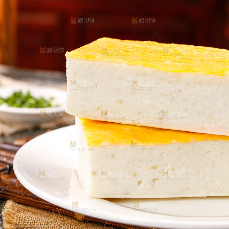 深底上的鱼糕