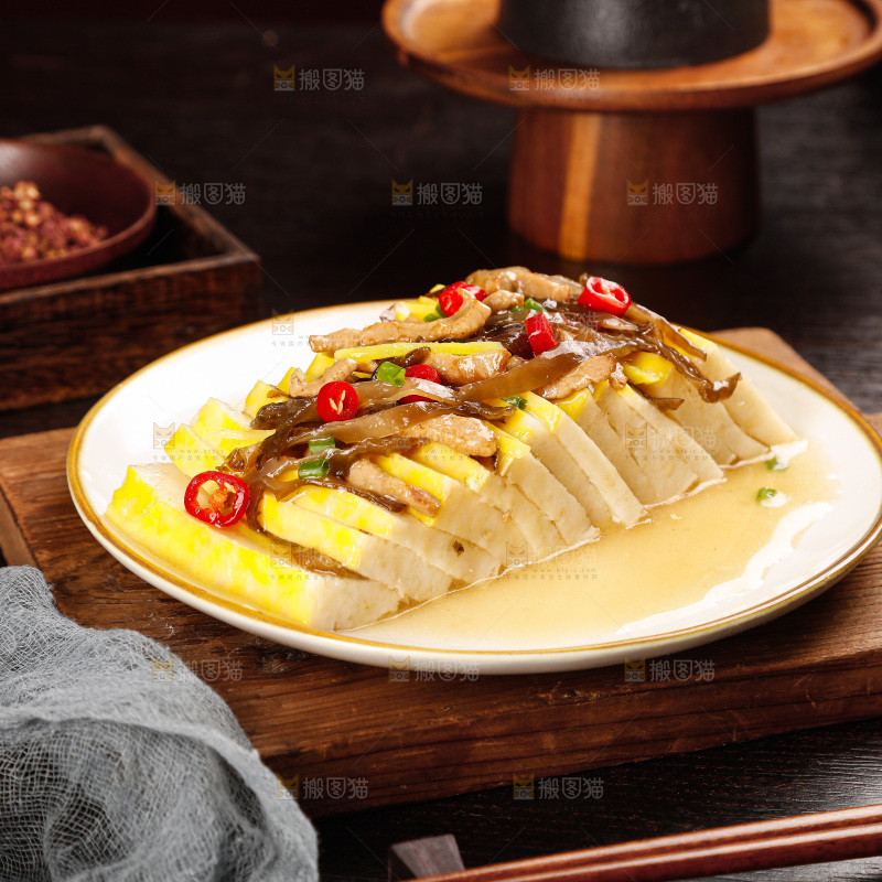 盘子里的蒸鱼糕