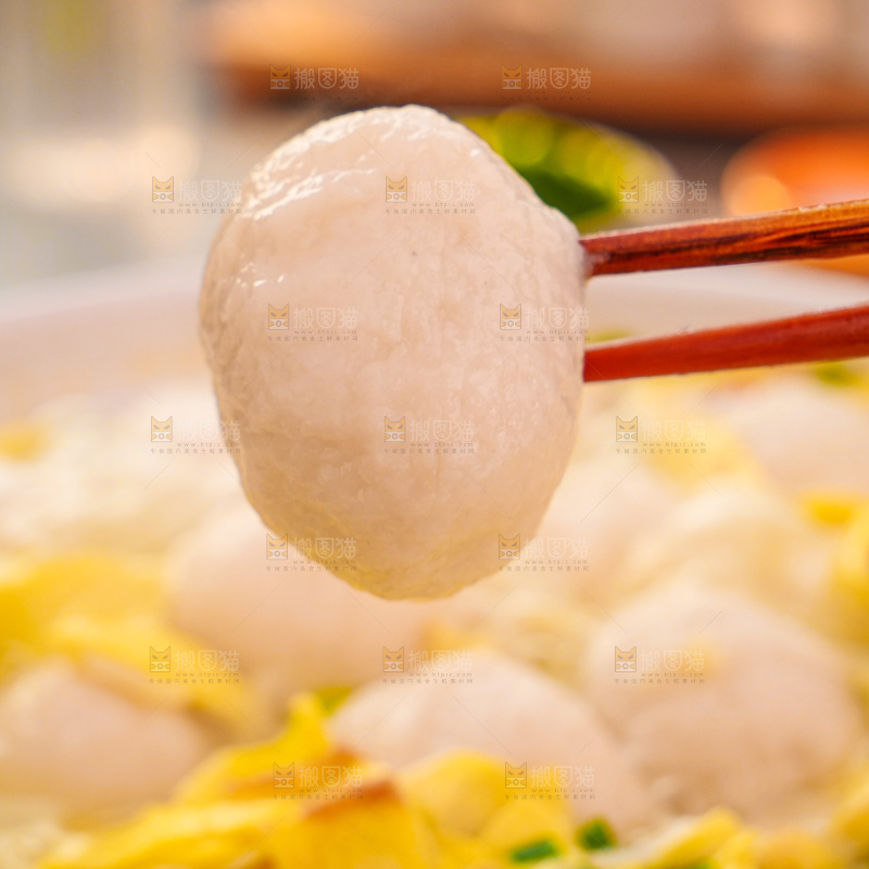 锅里的鱼丸鸡蛋汤