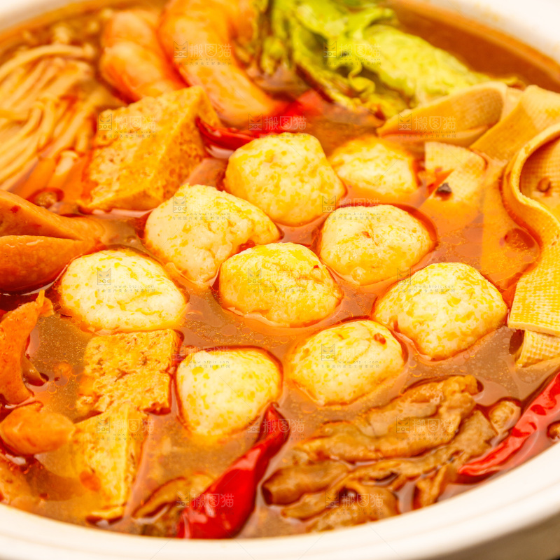 木底上的火锅鱼丸