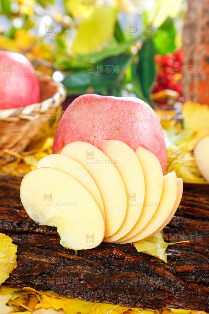 浅底上的红富士苹果