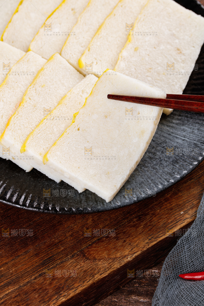 深底上的鱼糕