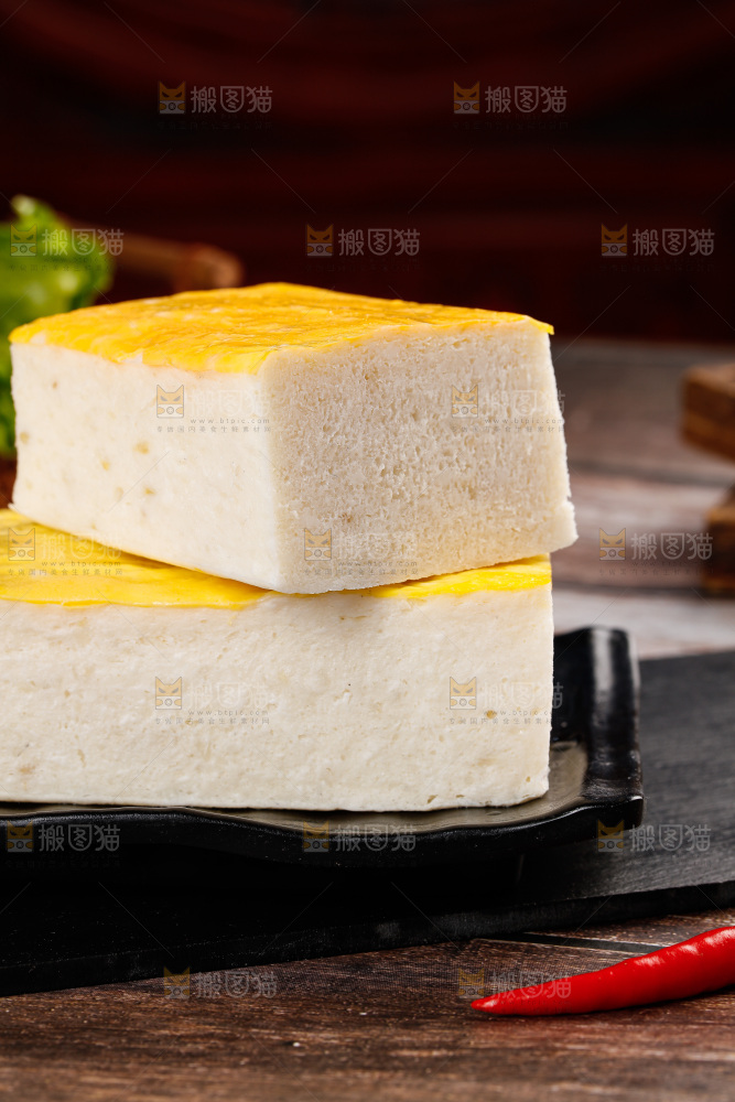 深底上的鱼糕