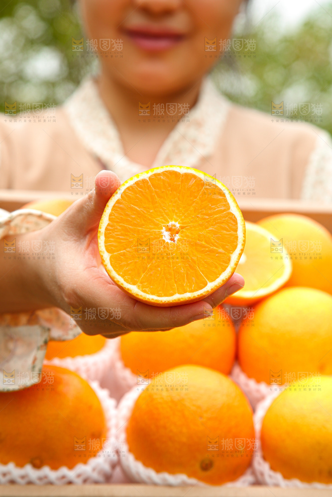 手里拿着爱媛果冻橙