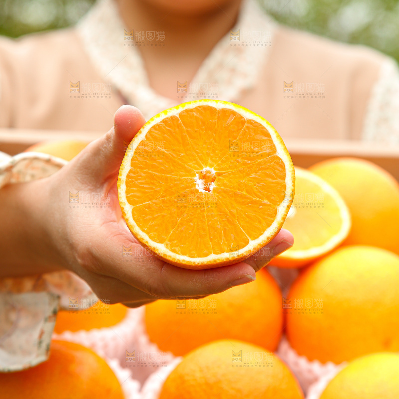 手里拿着爱媛果冻橙