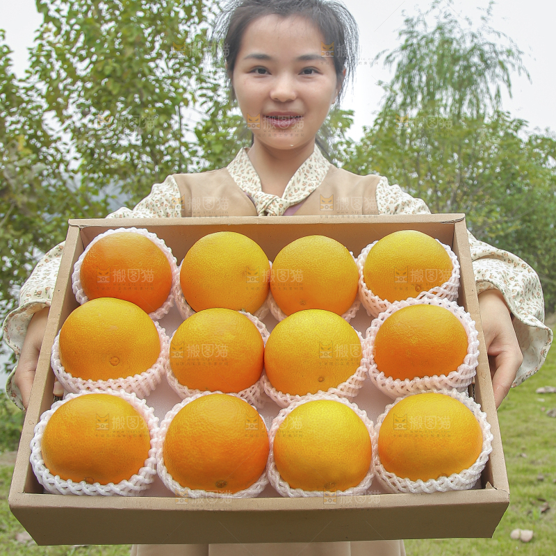 手里拿着爱媛果冻橙