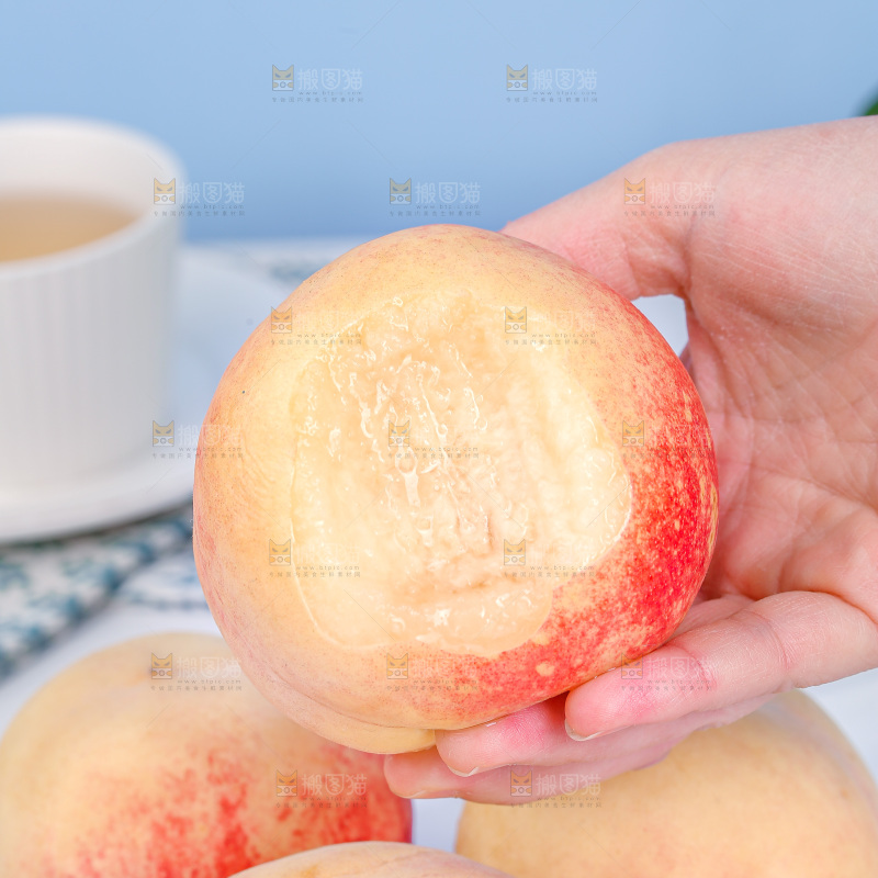 浅底上的金秋红蜜桃