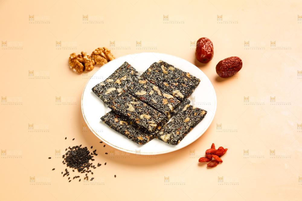 浅底上的黑芝麻核桃糕