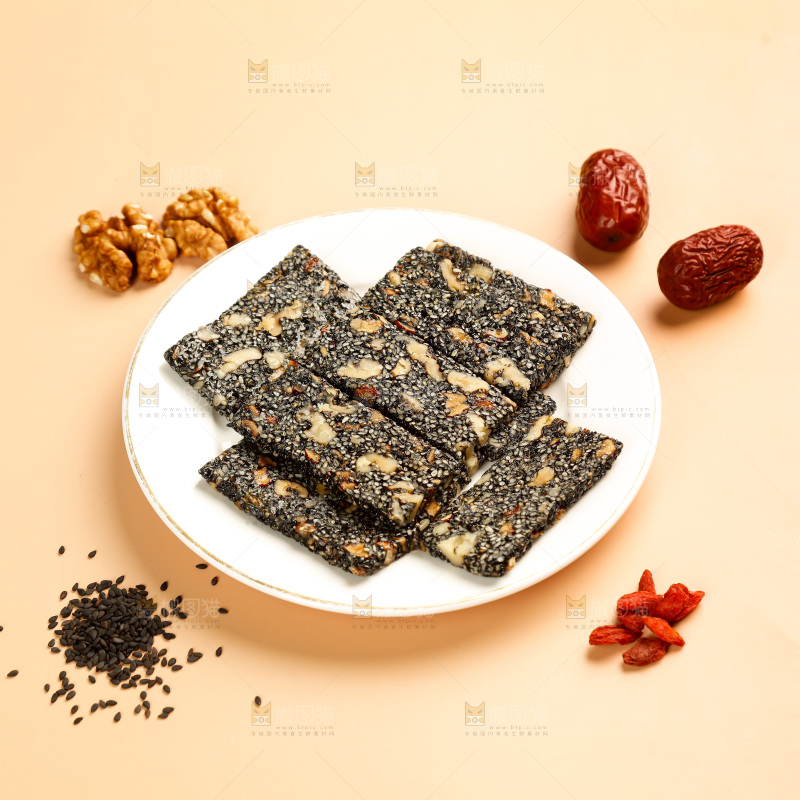 浅底上的黑芝麻核桃糕