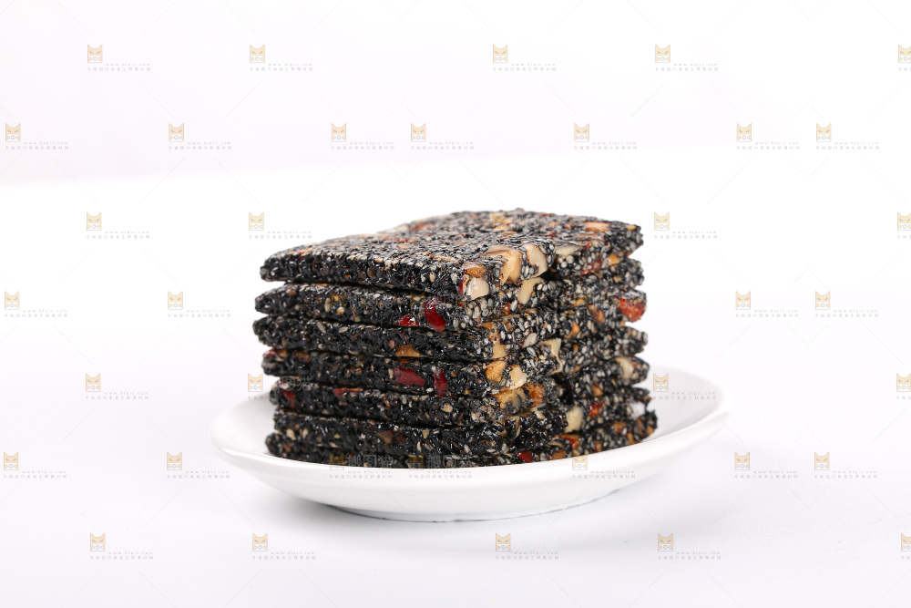 白底上的黑芝麻核桃糕