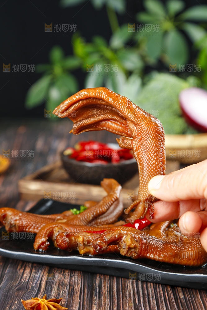 深底上的卤鸭掌
