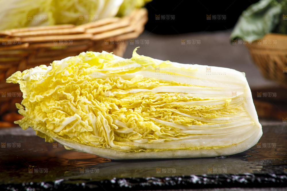 深底上的娃娃菜