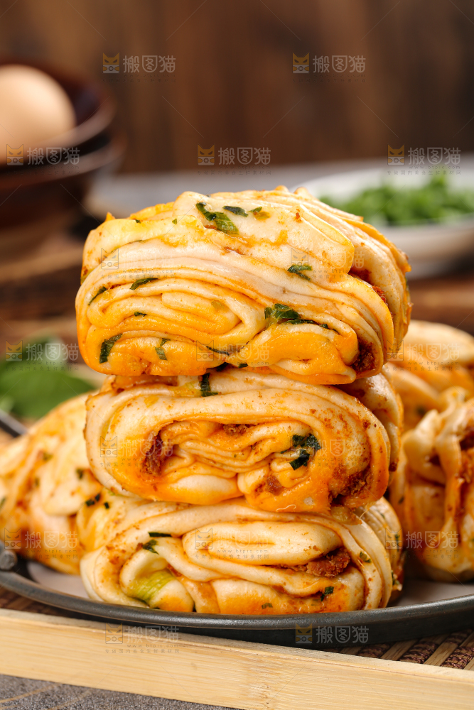 深底上的葱香肉花卷