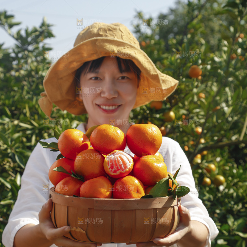 手里拿着新鲜蜜桔