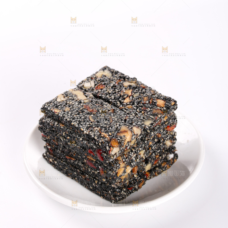 白底上的黑芝麻核桃糕
