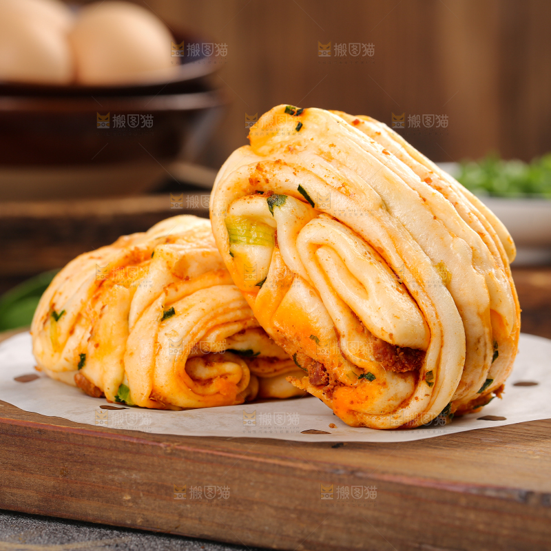 深底上的葱香肉花卷