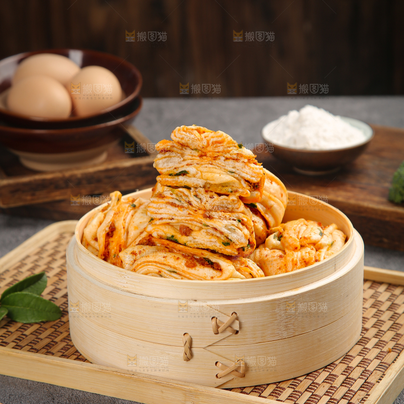 深底上的猪肉花卷