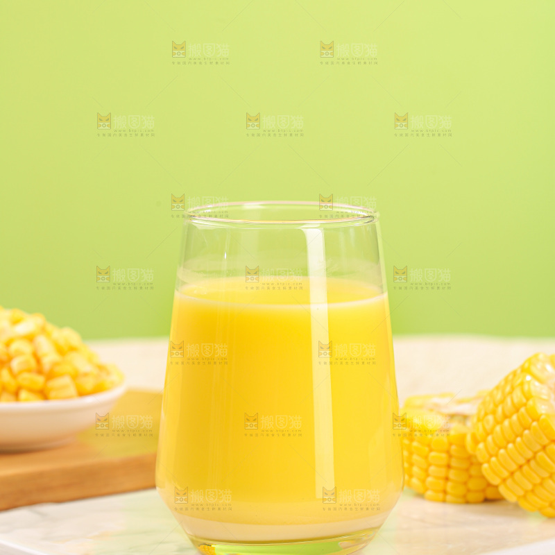 杯子里的玉米汁