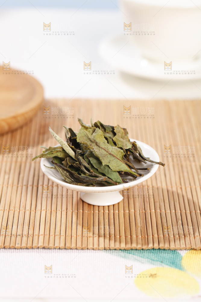 浅底上的白茶
