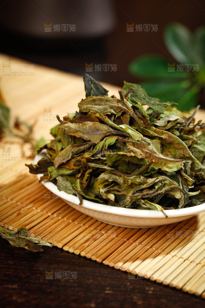 深底上的白茶