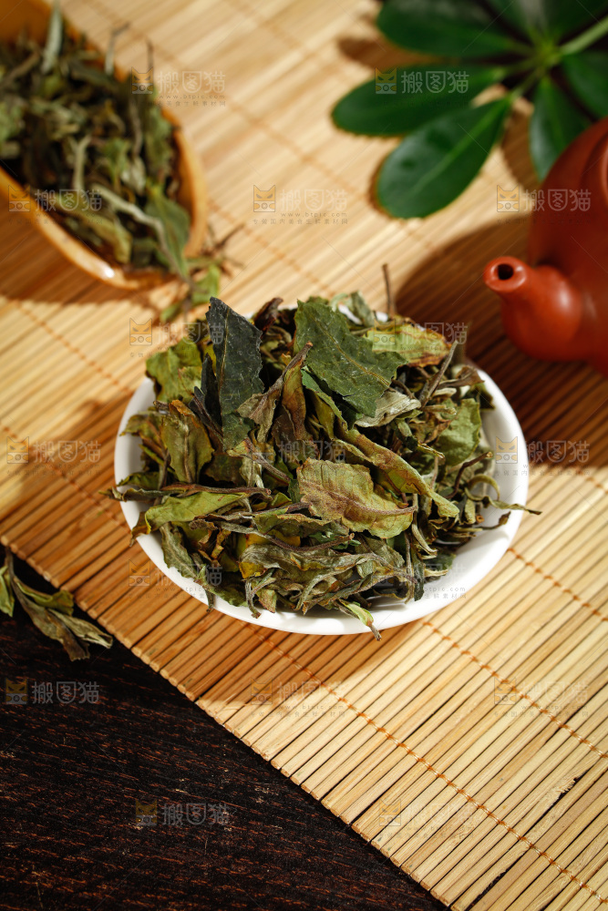 深底上的白茶