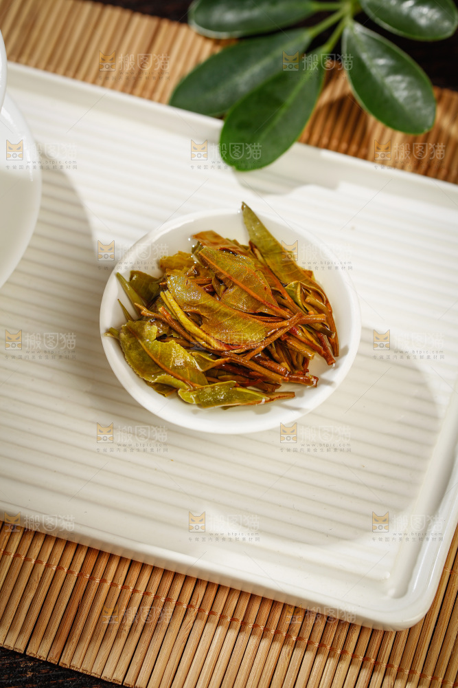 深底上的白茶